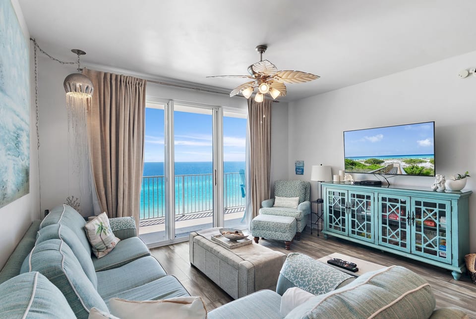 Spacious living area with plenty of seating, Queen sleeper sofa, Gulf views, 55" Smart TV with easy access to Roku, Prime TV, Netflix, and more!