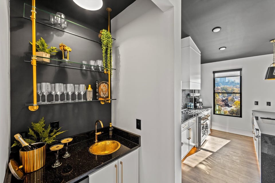 Gather around the private bar to mix cocktails, share laughs, and unwind after a day of Smoky Mountain adventures. The perfect spot for happy hour, game nights, or a cozy nightcap! 🥂✨