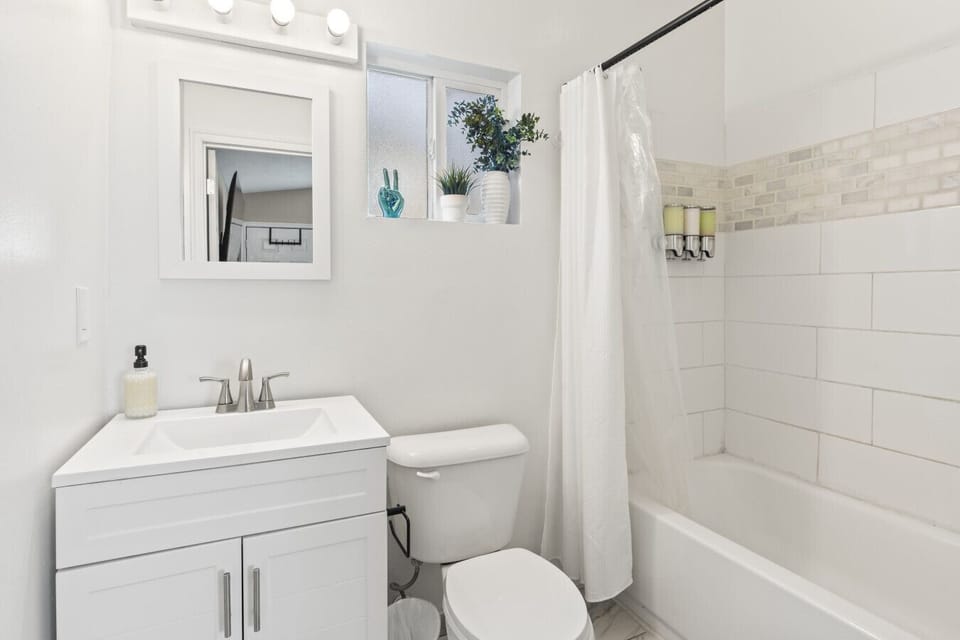 Full Bathroom w/ Tub