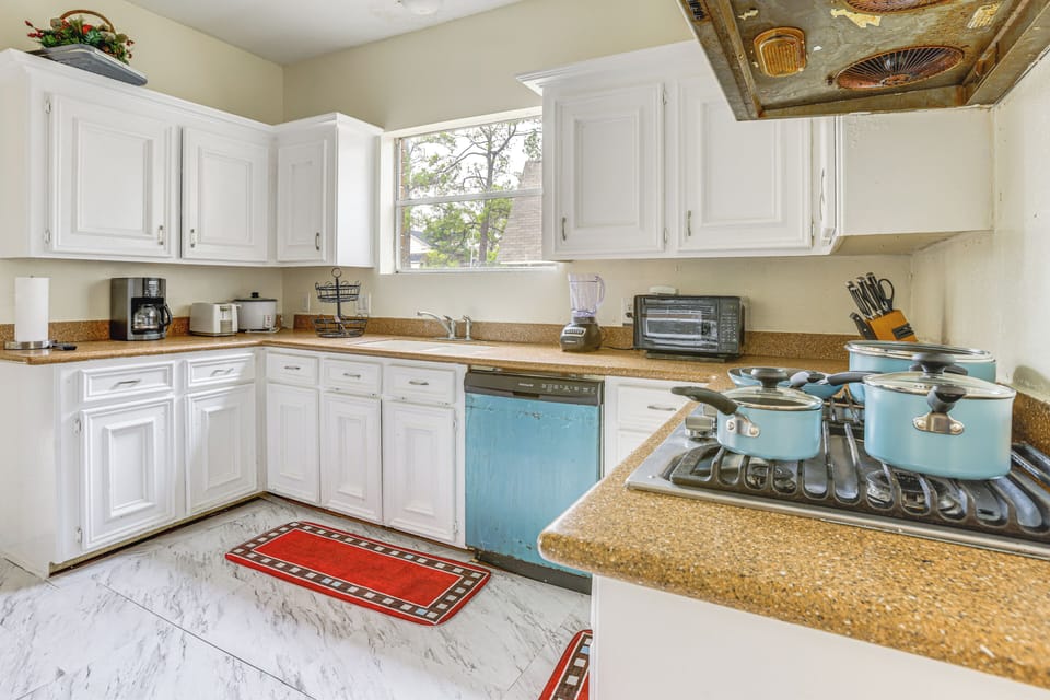 Kitchen | Toaster Oven | Slow Cooker | Microwave | 1st Floor