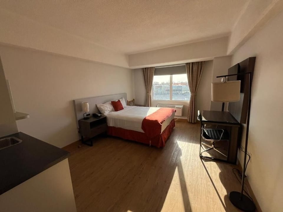Comfort Studio, 1 Queen Bed, Non Smoking, Kitchenette | Desk, laptop workspace, iron/ironing board, WiFi (free)