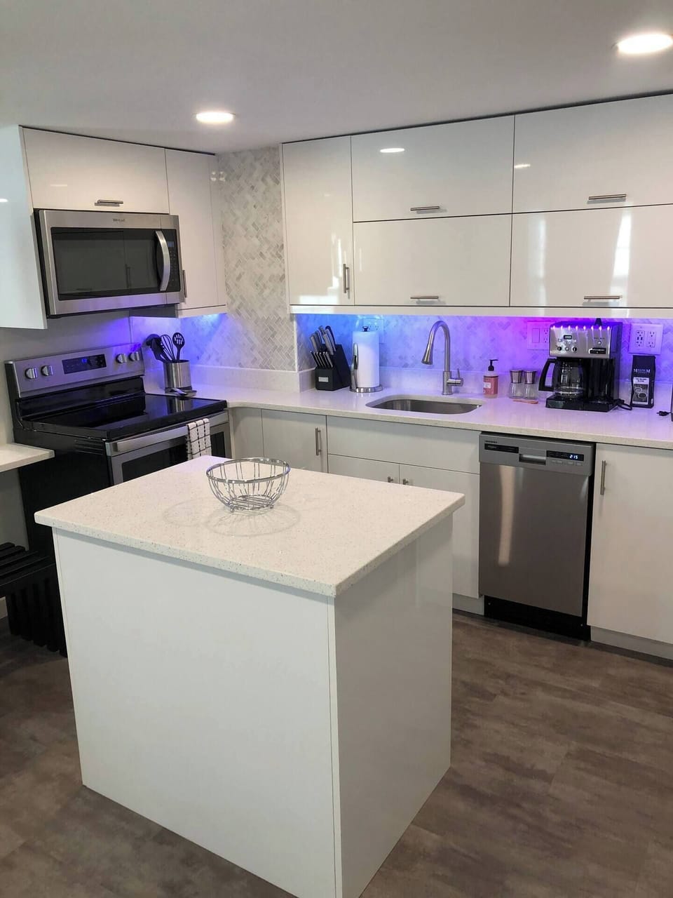 Full-kitchen, new appliances as of August 2020.  Fully stocked kitchen utensils and kitchen wares.