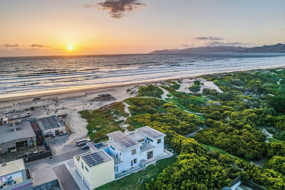 House (4 Bedrooms) | Front of property