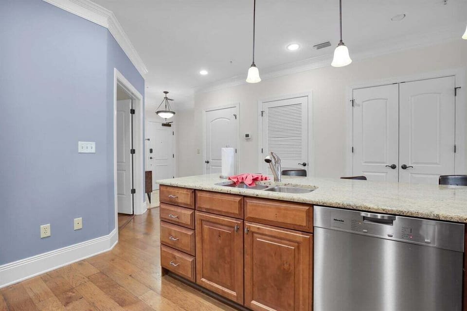 Where takeout gets jealous—this kitchen's got the goods to make you almost want to cook on vacation.