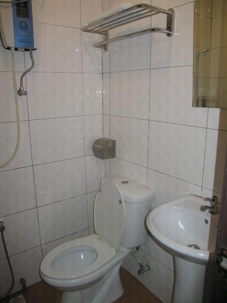 Shower, free toiletries, towels