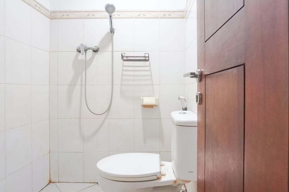 Twin Room | Bathroom | Shower, rainfall showerhead, towels, soap