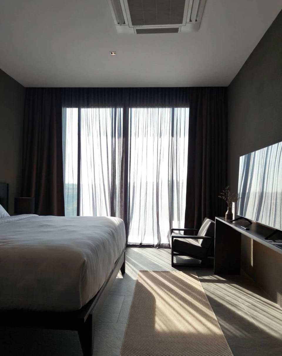 Standard Room, 1 King Bed | Minibar (free items), rollaway beds (surcharge), WiFi (free)