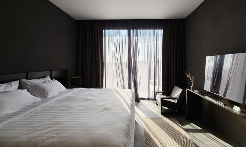 Standard Room, 1 King Bed | Minibar (free items), rollaway beds (surcharge), WiFi (free)