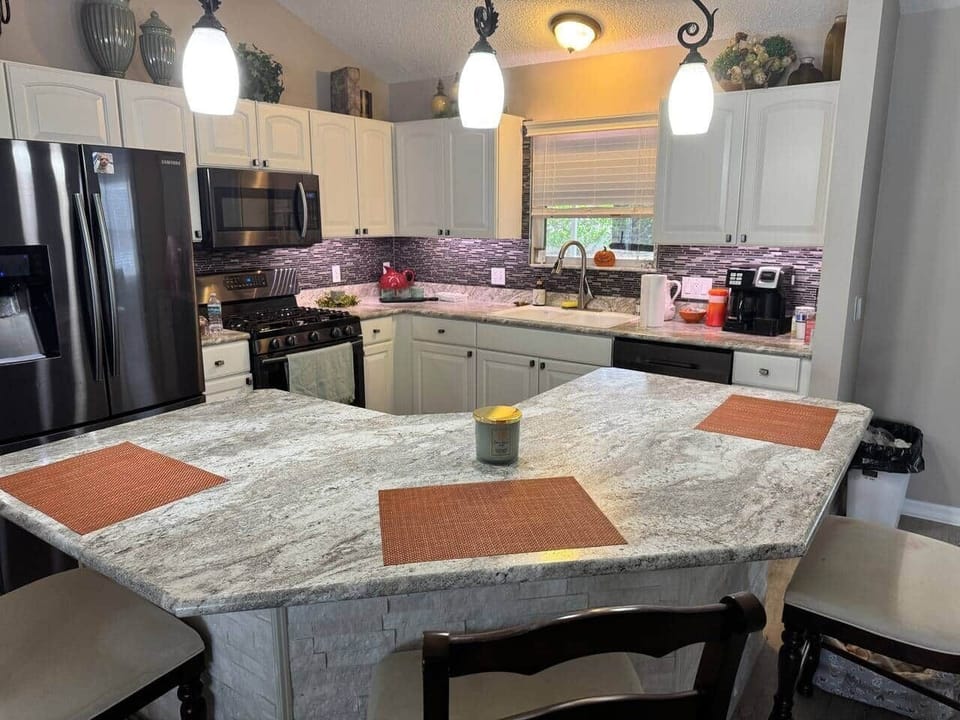 Kitchen island is great for breakfasts. 