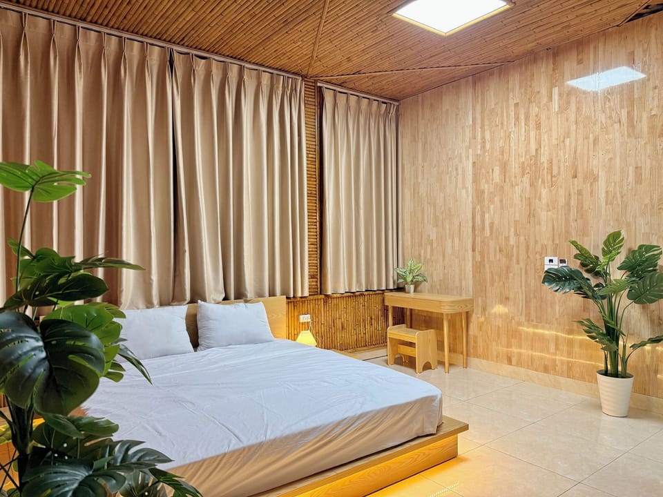 Egyptian cotton sheets, premium bedding, pillowtop beds, desk
