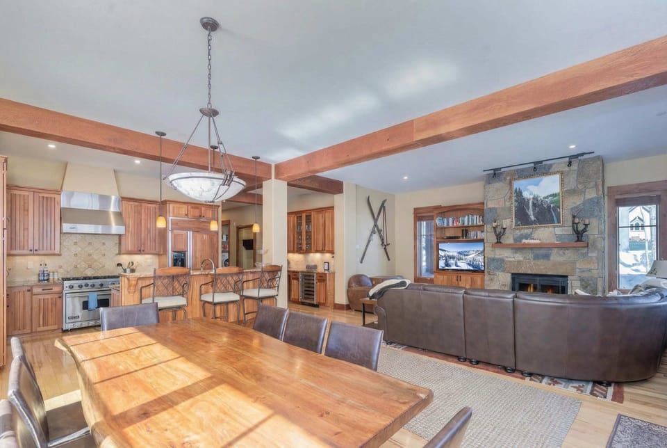 Living room: Smart TV (60” Sony), gas fireplace, radiant heat, no A/C