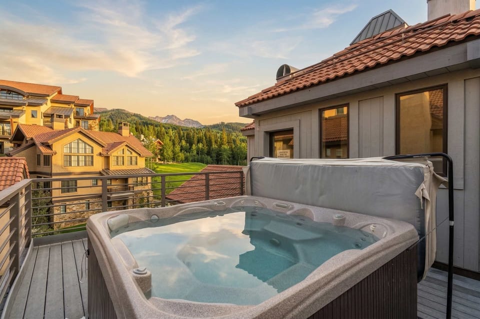 Shared 8-person hot tub 