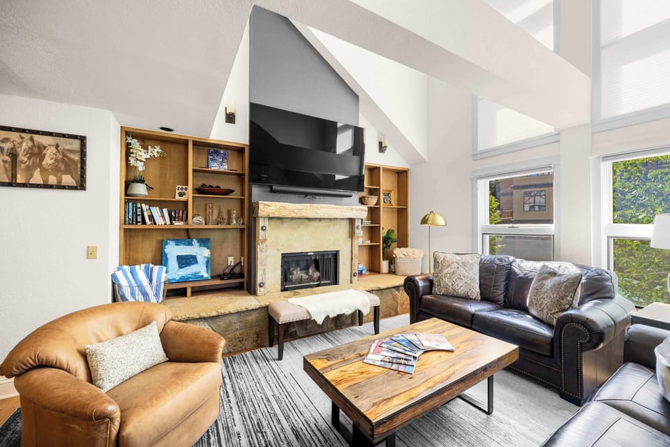 Living room: Gas fireplace, 80" Samsung Smart TV, Sonos soundbar, radiant heat, no A/C