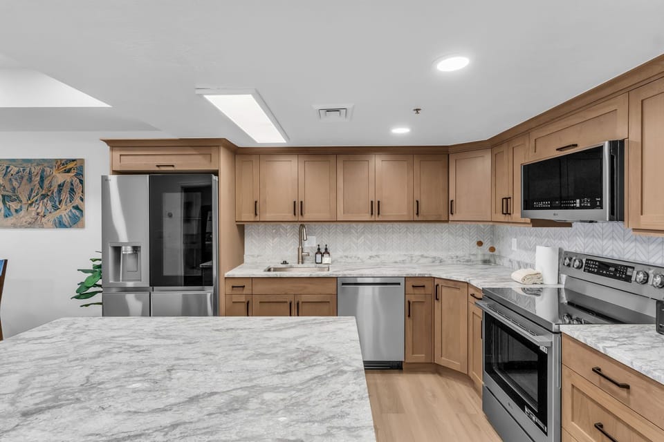 Kitchen: Main floor, Keurig, blender, toaster, cooking utensils, tableware