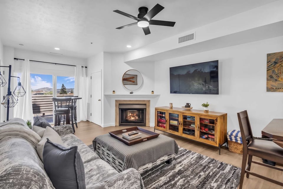 Living room: Main floor, gas fireplace, Smart TV, mountain views