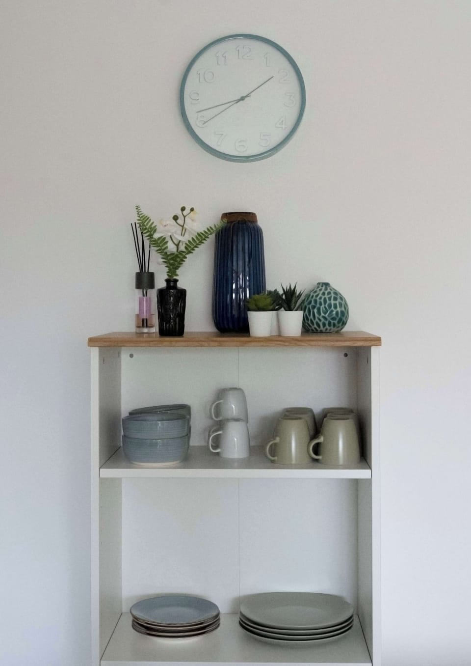 Decorations and dinnerware