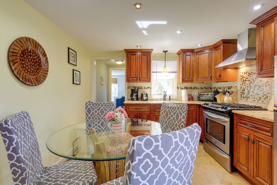 Dining Area | Dishware & Flatware | Single-Story Home