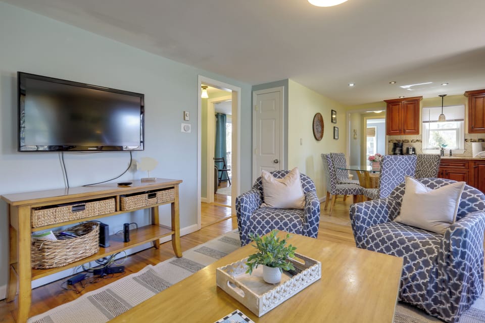 Living Room | Central A/C & Heating | Free WiFi