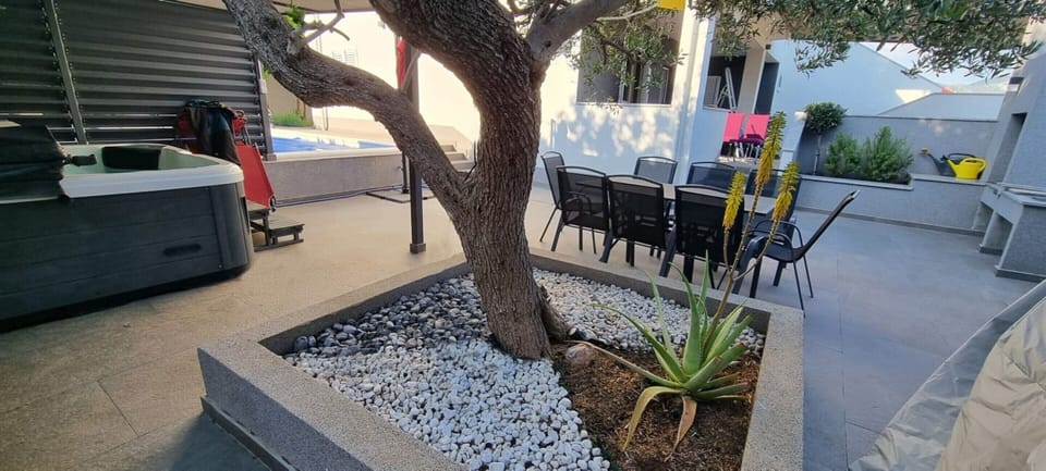 Apartment | Outdoor dining