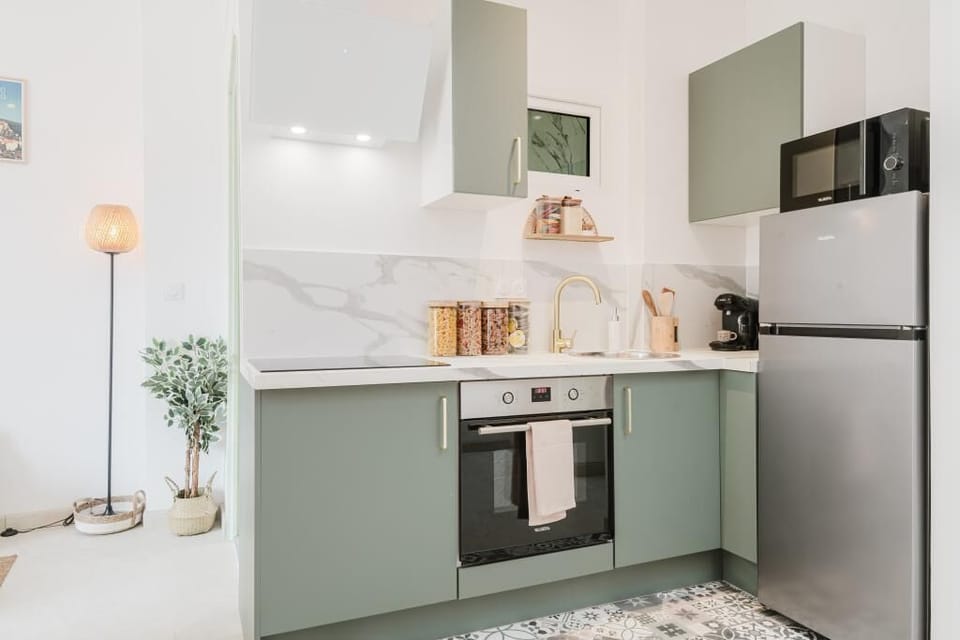 Cuisine équipée pour savourer vos repas à deux ou entre amis.