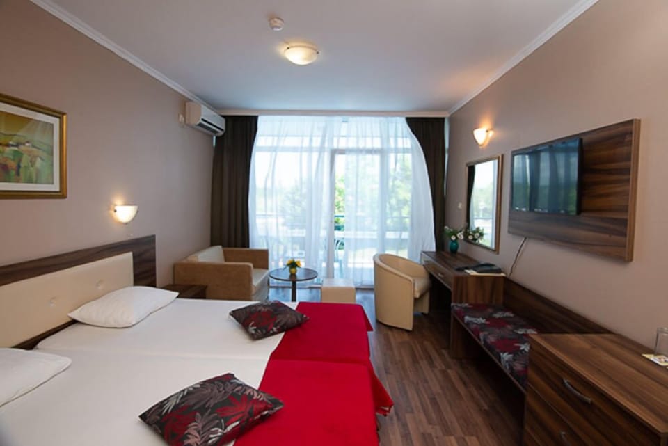 Premium bedding, minibar, desk, blackout drapes