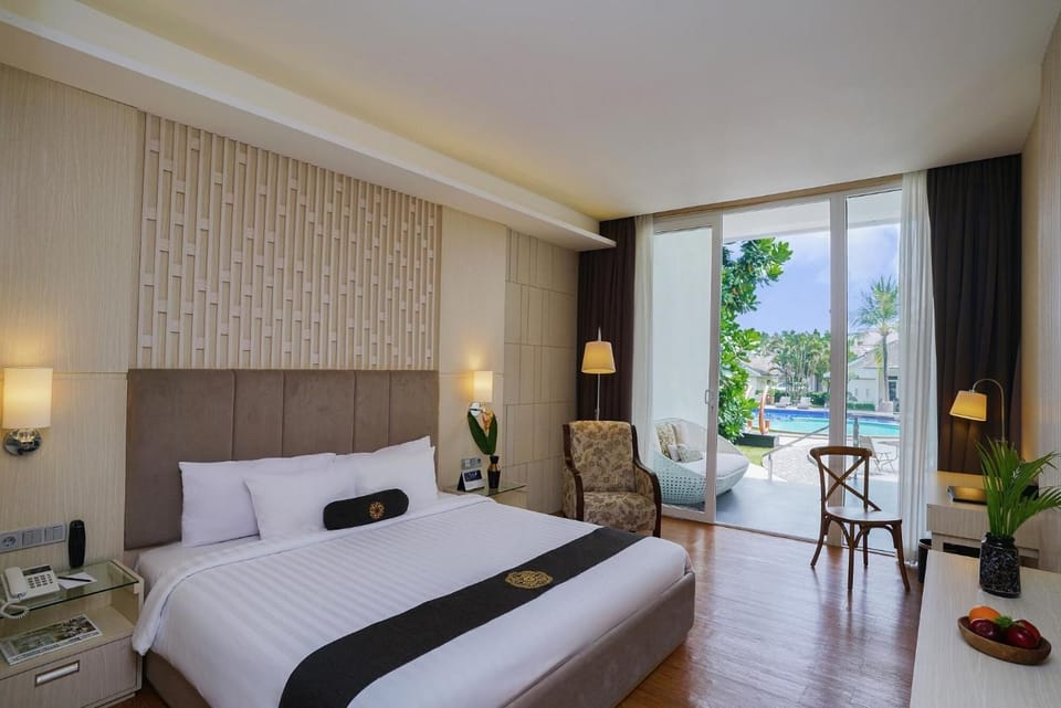 Premium bedding, minibar, in-room safe, desk