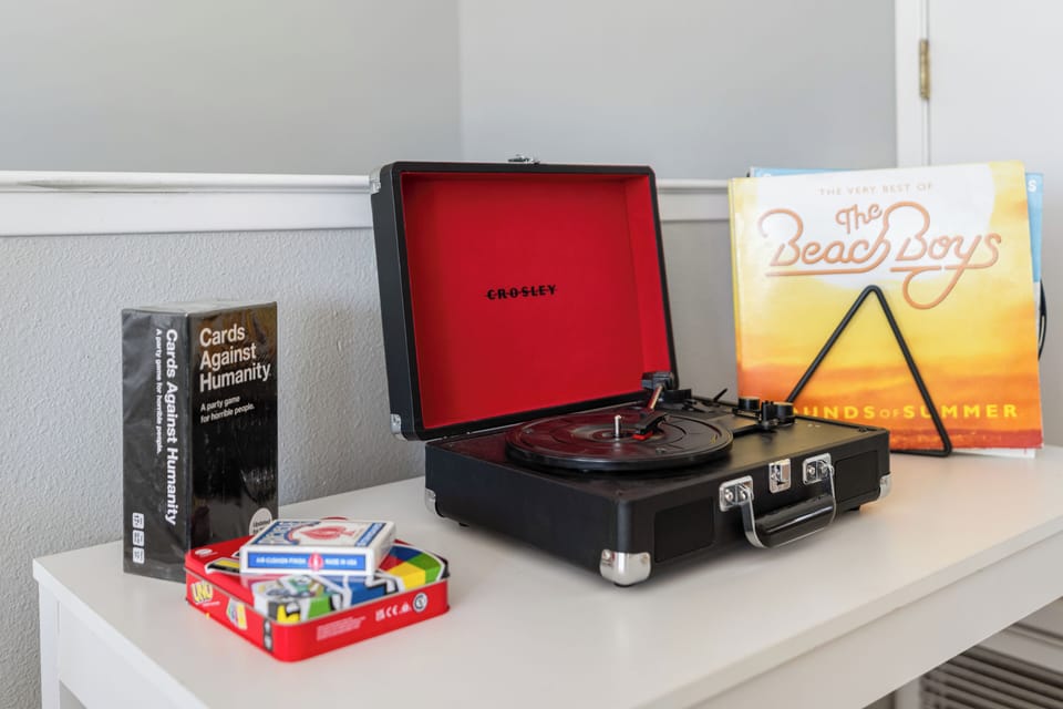Crosley record player and cards.