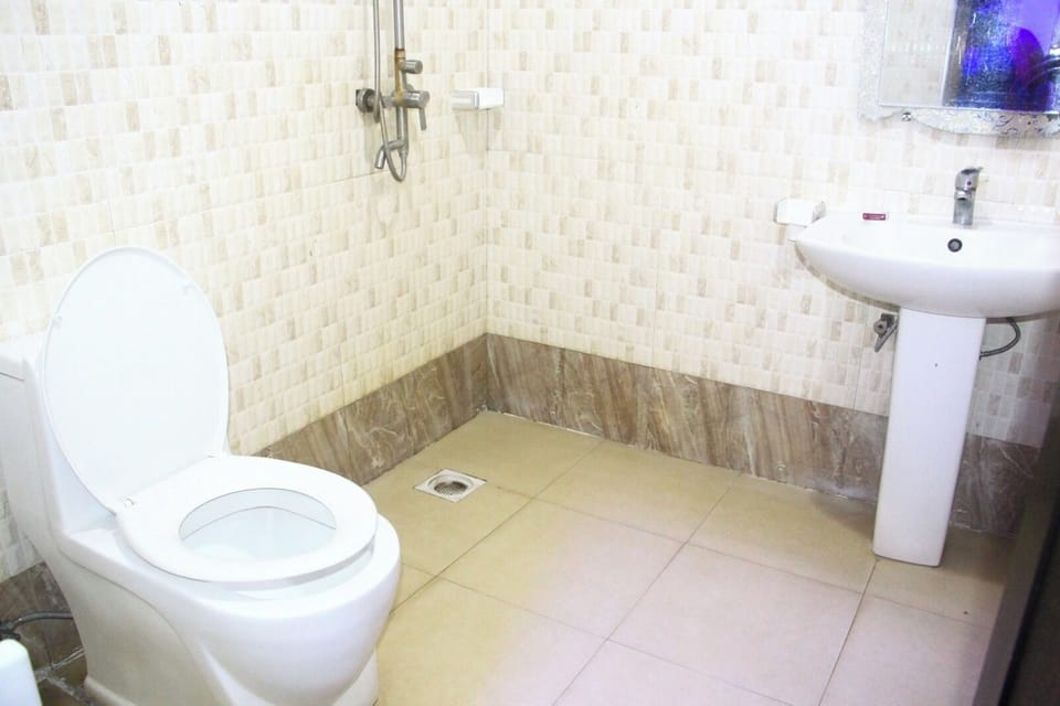 Comfort Single Room, Pool View | Bathroom | Towels, soap, shampoo, toilet paper