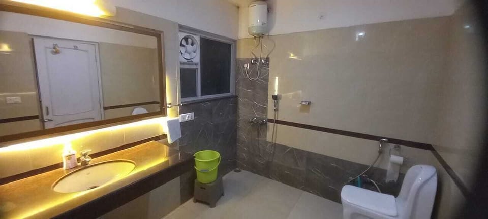 Superior Twin Room, Valley View | Bathroom | Shower, rainfall showerhead, free toiletries, towels