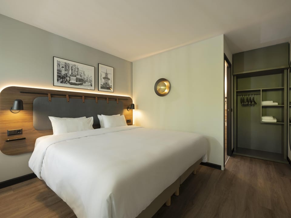 Superior Room, 1 King Bed | Desk, blackout drapes, soundproofing, iron/ironing board