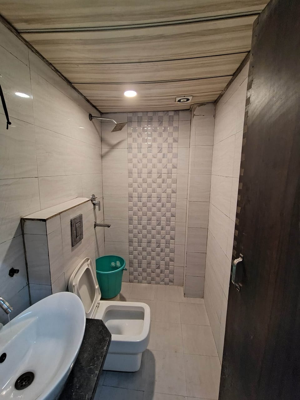 Deluxe Double Room | Bathroom | Shower, towels, soap, shampoo