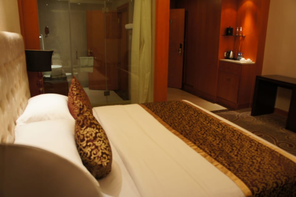 Superior Double Room, 1 Queen Bed, Pool View | Premium bedding, down comforters, Select Comfort beds, minibar