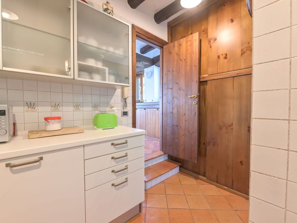 Wood, Countertop, Flooring, Cabinetry, Interior Design, Kitchen, Floor, Ceiling, Room, Furniture