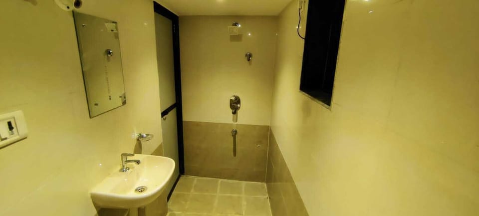 Shower, towels, soap, shampoo