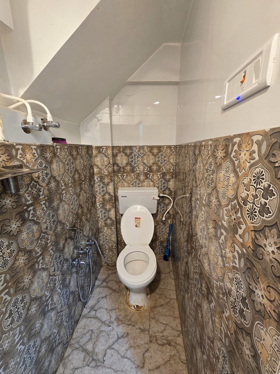Deluxe Double Room | Bathroom | Towels, soap, shampoo, toilet paper