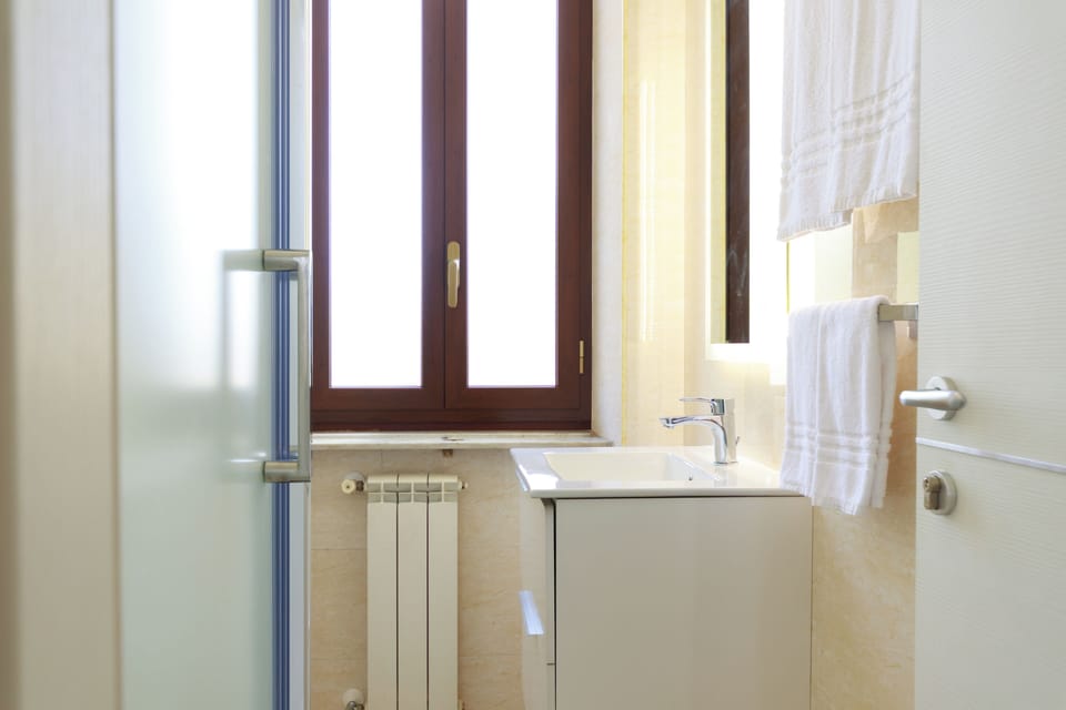 Classic Double Room | Bathroom | Hair dryer, towels, toilet paper