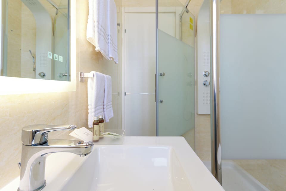 Classic Double Room | Bathroom | Hair dryer, towels, toilet paper