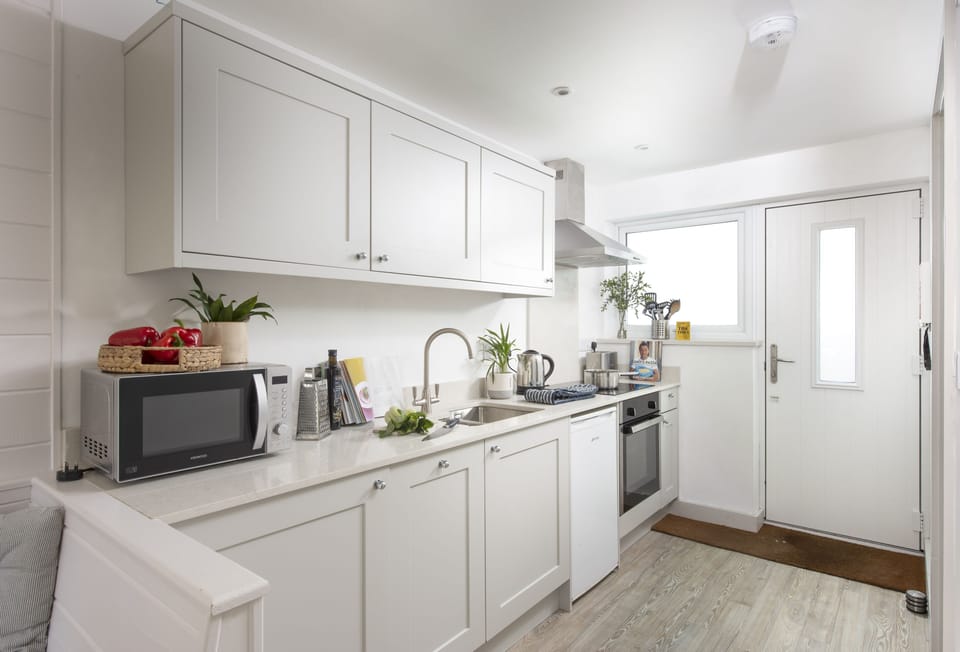 Robin, Polzeath: Kitchen with an oven, hob, microwave, fridge, dishwasher, and washing machine