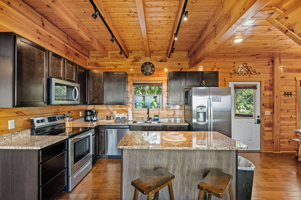 Fully equipped kitchen with granite & stainless steel