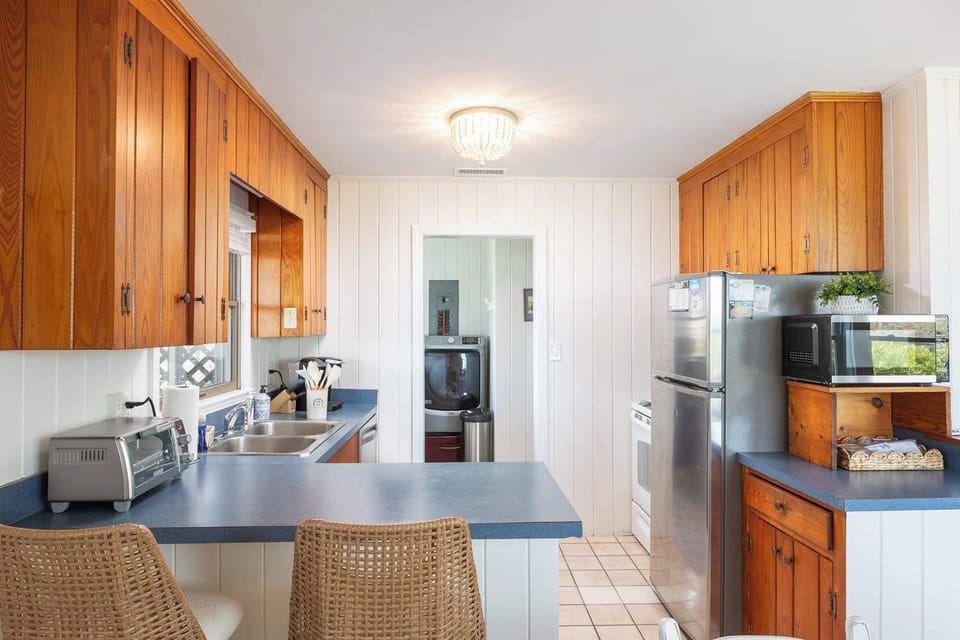Fully stocked kitchen with breakfast bar
