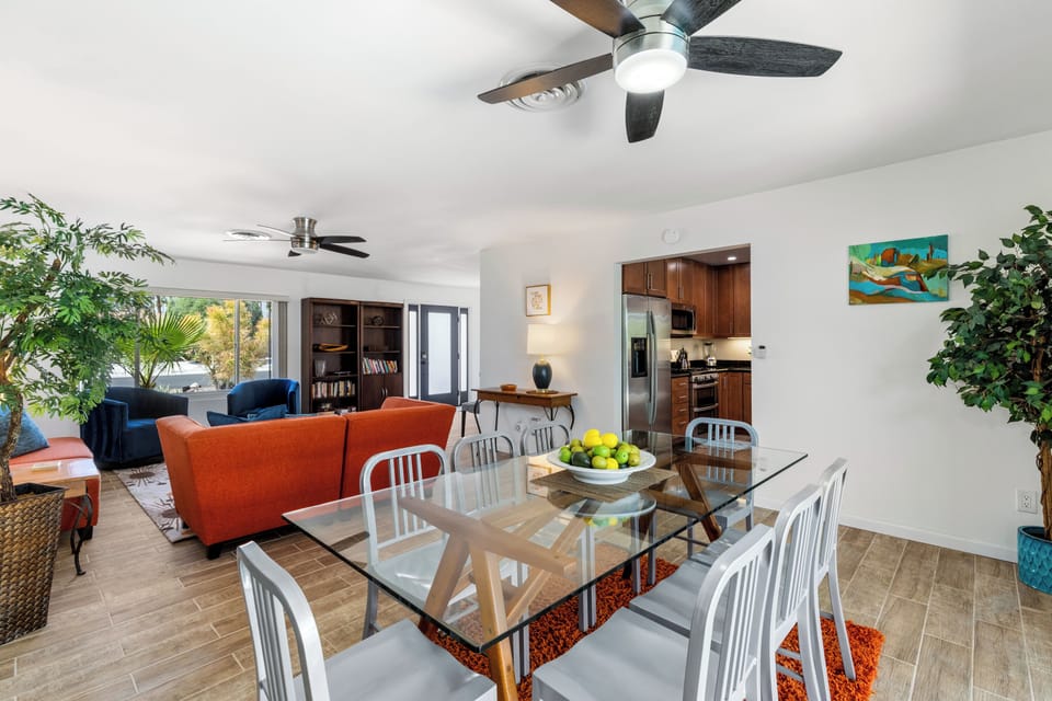 Flowing indoor spaces from living room to dining room