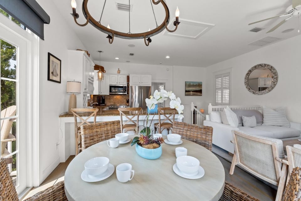 House, Partial Sea View | In-room dining