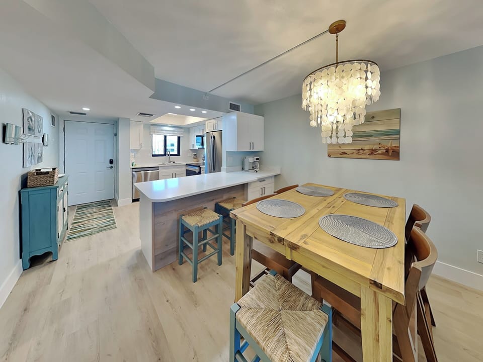 Dining Area - Seating for 8 with Table Expansion