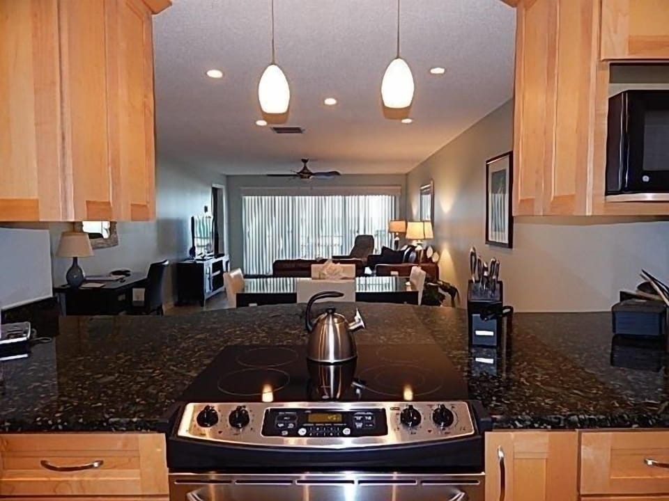 Kirchen - Pass through to dining area
