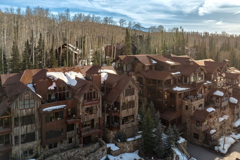 Exterior - Luxury ski-in / ski-out penthouse with panoramic mountain views