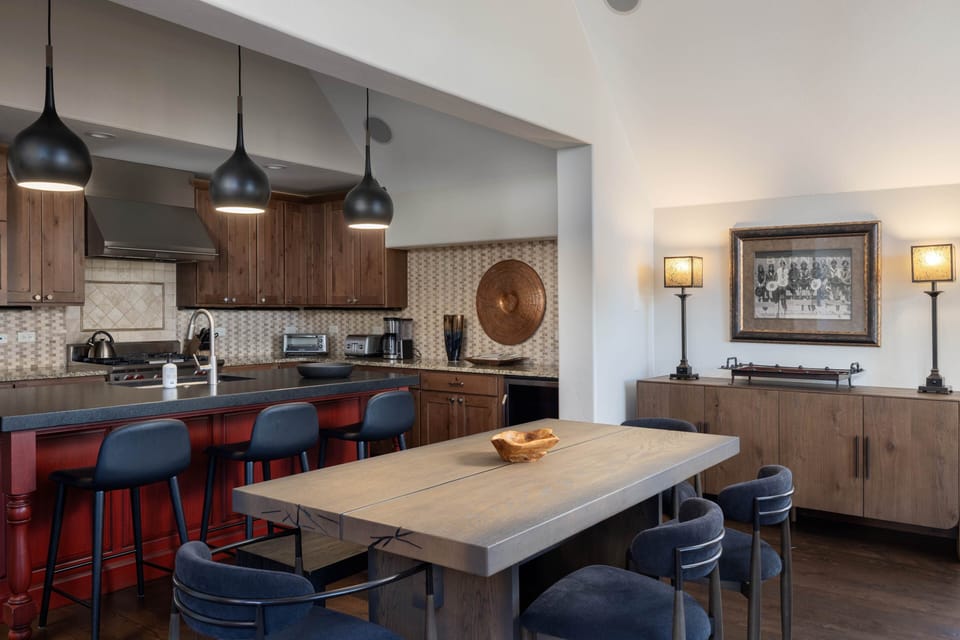 Dining Room - Formal dining room with seating for 6