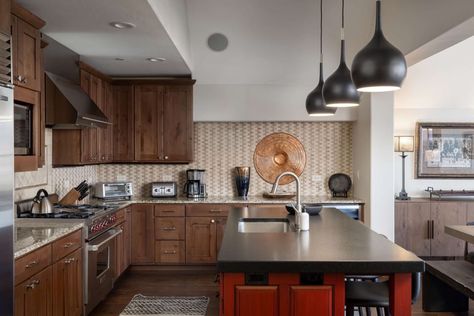 Kitchen - Chef's kitchen with stainless steel appliances
