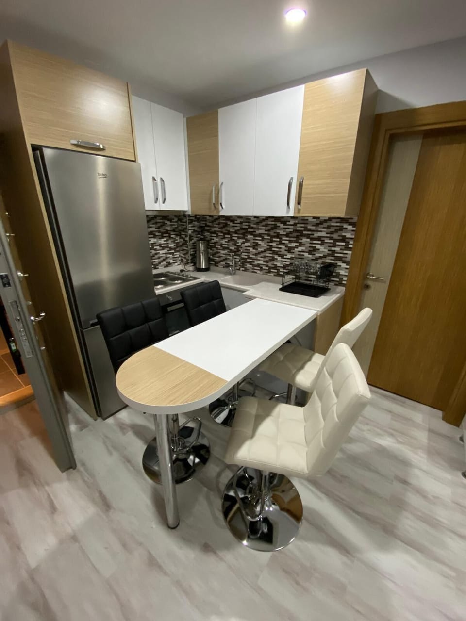 Full-size fridge, stovetop, cookware/dishes/utensils
