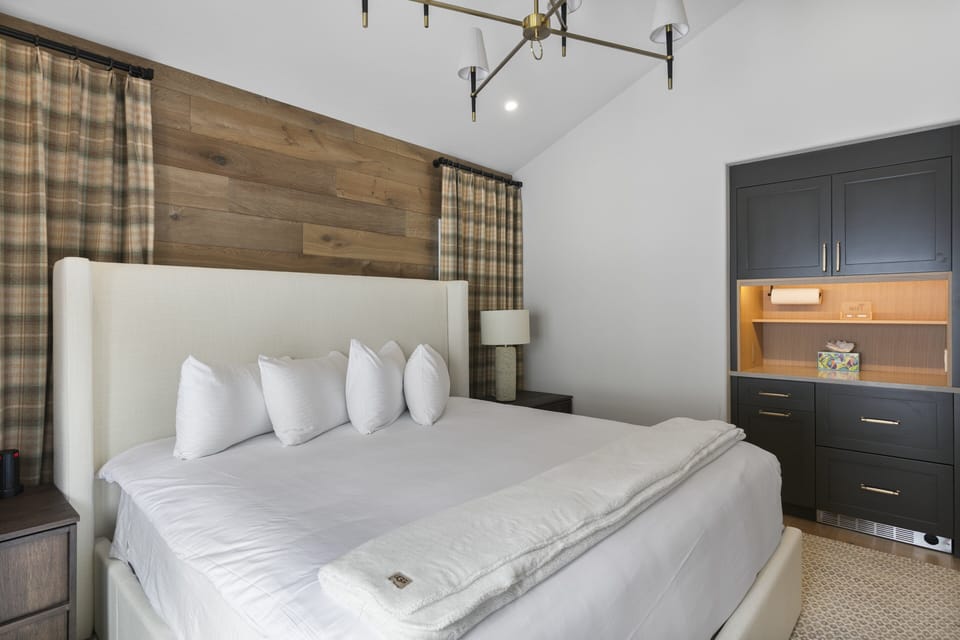 Indoors, Lamp, Home Decor, Cushion, Bed