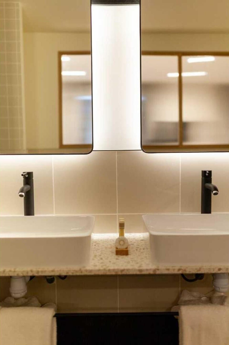 Apartment | Bathroom | Bathtub, hair dryer, towels, shampoo